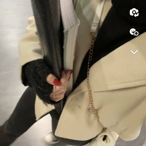 kort kappa - så snygg å skön kappa!! basic och passar till allt + jättebra till hösten nu! säljer då ja har för många kappor🙌🏻 buda gärna🫶🏻 