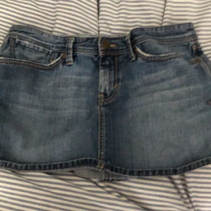 Jeans kjol  - I bra skick har aldrig haft på mig 