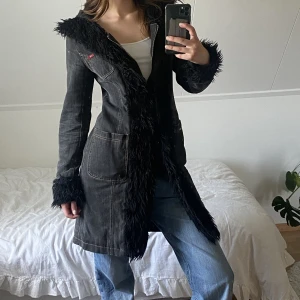 Fuskpäls jacka  - Jättesnygg fuskpäls jacka i jeans material från Only! Fint skick, luva där bak. Finns både dragkedja och haspar man kan reglera utseendet på, säljes då jag tyvärr inte använder den längre!  oBS!! Köpes endast genom köp nu funktionen