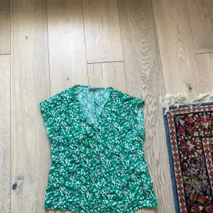 Grön bomulls tröja från Saint Tropez i storlek M. Väldigt fint skick, använd få gånger. Ny pris är 400 kr, Säljer för att jag aldrig använder plus att den inte är min still längre. köparen står för frakten. 😊