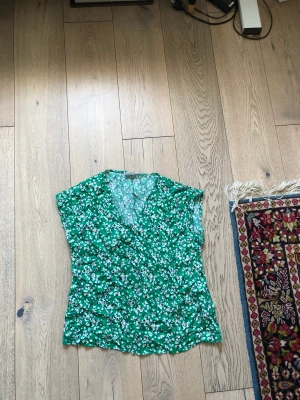 Bomulls tröja - Grön bomulls tröja från Saint Tropez i storlek M. Väldigt fint skick, använd få gånger. Ny pris är 400 kr, Säljer för att jag aldrig använder plus att den inte är min still längre. köparen står för frakten. 😊