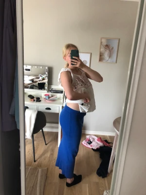 Stickad lång kjol - säljer min jättefina stickade långa kjol då den inte används tyvärr! Perfekt till hösten och vintern men även till vår och sommar! Såå härlig blå färg verkligen! Den är använd ett antal gånger men i fint skick 💕💕