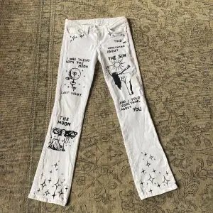 Säljer min sjukt snygga vita jeans med så coola detaljer. Jeansen har låg midja och straight passform. De är i nyskick och ursprungligen från guess. 