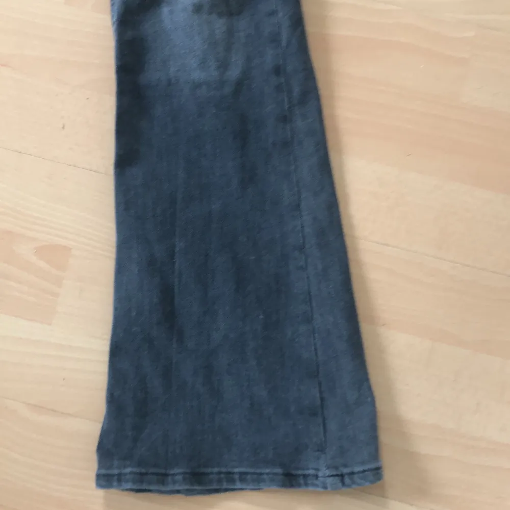 Säljer ett par mörk gråa jeans från Gina tricot. Säljer dem då de inte blivit använda någon gång, dem är lite små i storleken. Skicka för mer information eller bilder.💗. Jeans & Byxor.