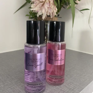 Victoria’s secret body mists  - Hejhej, jag säljer dessa två 75ml body mistsen från victorias secret. De kommer från ett set (sista bilden) med fyra st, men jag använder bara två av de och har aldrig använt dessa så säljer de. Köparen står för frakt 💓