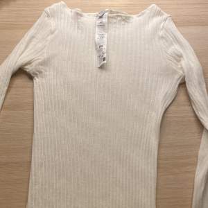 En super fin ribbad intimissimi tröja som jag köpte här på Plick helt ny aldrig använd säljer nu för att jag behöver pengarna😢 helt i ny skick aldrig använt och den är som ny utan skador elr fläckar!!🥰 är i storlek S men funkar som xs/s!💓😍😍