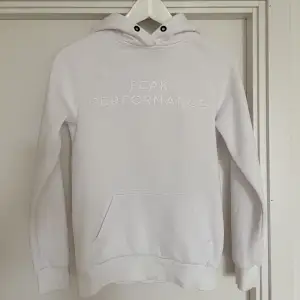Säljer denna hoodie från peak performance i ny skick! 