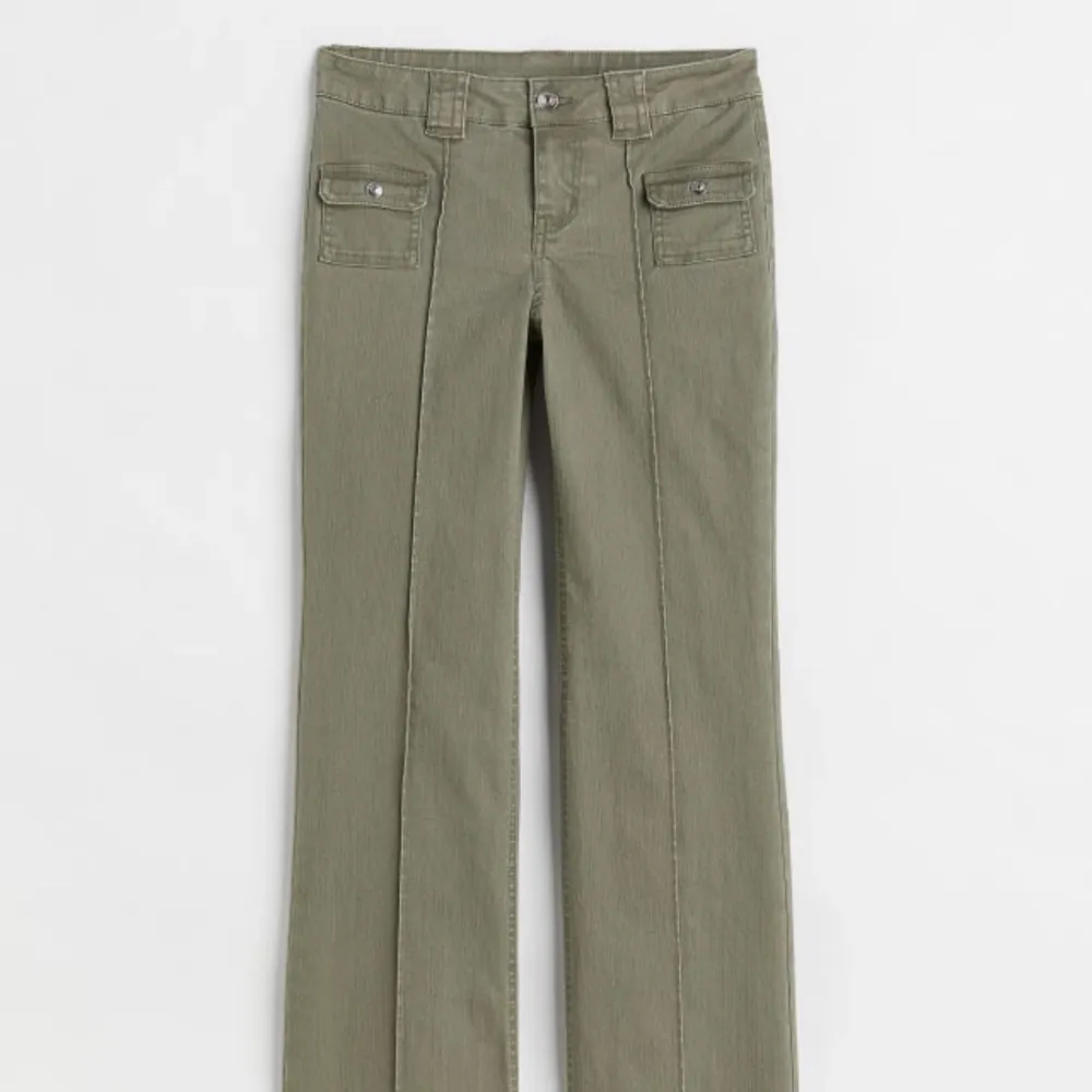 Säljer dessa skit snygga byxor i stlk 36!❤️direktpris: 500kr🤗 passar lite mindre och lite större då dom är strechiga😻 lite slitna längs ned vid foten annars bra skick❤️. Jeans & Byxor.