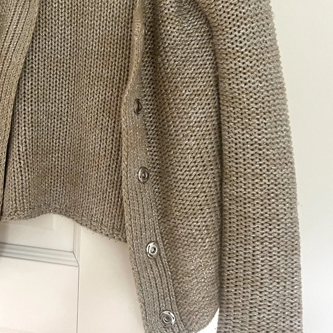 Brun glittrig kofta - 90