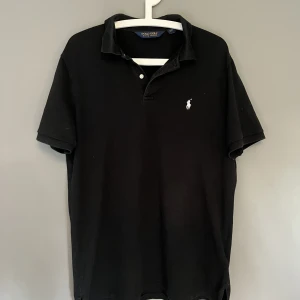 Polo Ralph Lauren piké - Schysst svart piké från Polo Ralph Lauren. Bra skick. Säljer för att den är för stor för mig. Jag är 183cm. Hör av vid funderingar. 