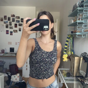 Blommigt linne - Blommigt linne från Hollister. Vid snabb affär kan pris diskuteras!