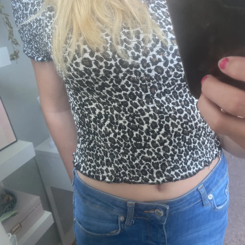 Säljer denna jättefina off shoulder topp i leopardmönster. Tröjan är köpt på primark i london. . Toppar.