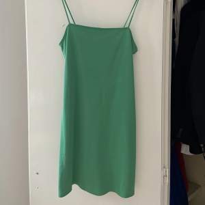Grön kort klänning från Monki. Stl S. 