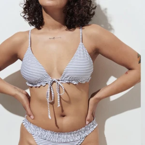 Gina Tricot Bikini - Säljer bikini från Gina Tricot som jag köpte i början av sommaren. Helt oanvänd med lapparna kvar. Topp och trosor kostade 200 styck. Säljer för 400