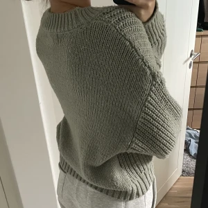 Stickad tröja - En tjock stickad tröja ifrån hm. Inga skador eller likande men är i använt skick🙌🏻