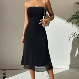 Jättefin svart klänning som är lite längre. Har aldrig använts pga att den är för liten på mig. Klänningen är i toppskick. Pris kan diskuteras, hör av er vid intresse!