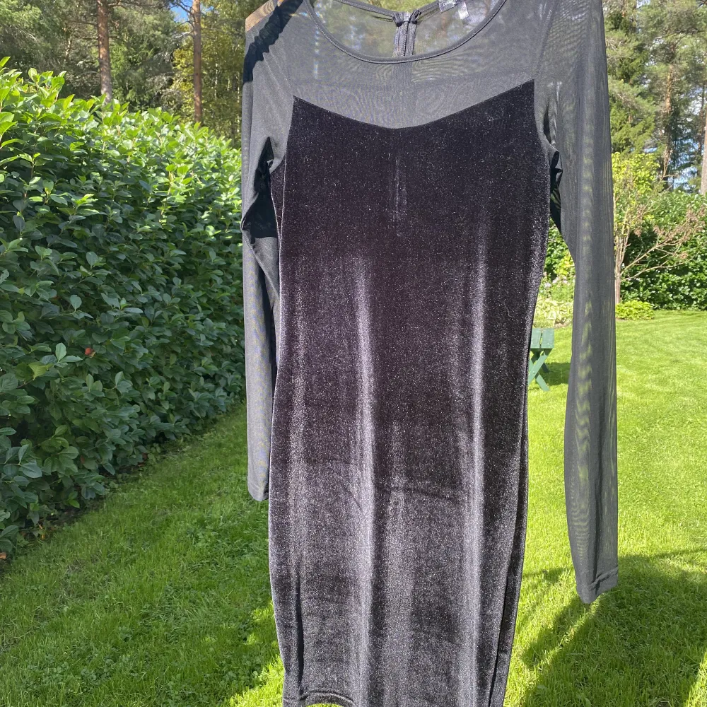 En jättefin klänning från Kappahl i storlek 32/34. Den är delvis i sammet och i fint skick! . Klänningar.
