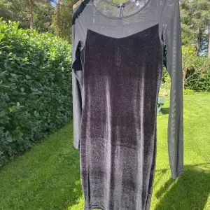 En jättefin klänning från Kappahl i storlek 32/34. Den är delvis i sammet och i fint skick! 