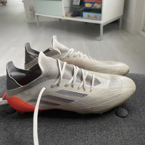 Adidas speedflow .1 fotbollsskor  - Lite slitna där fram men har inte släppt något alls. Pris kan diskuteras. Sulan jag också kolfiber som hjälper dig att trycka ifrån.