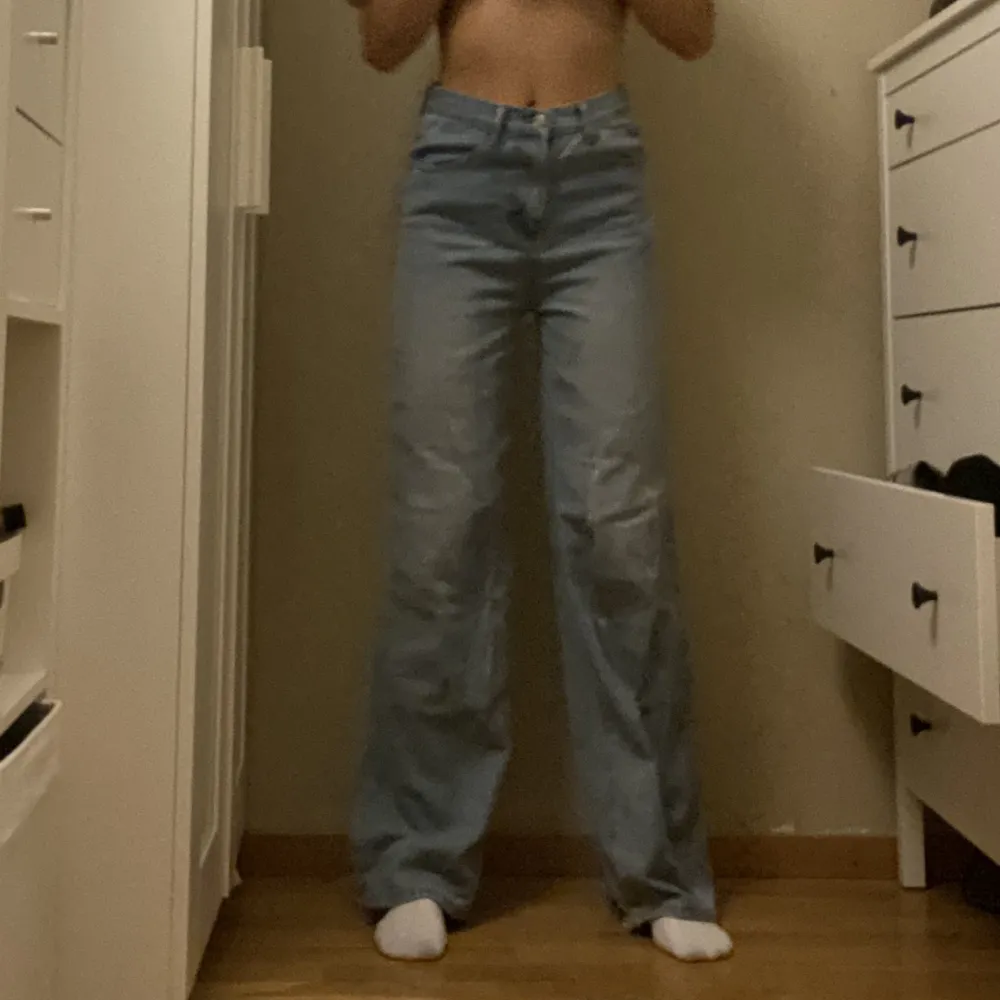 Baggy blåa breda jeans. Lite slitna där nere. Strl xs . Jeans & Byxor.