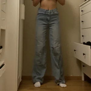 Baggy jeans - Baggy blåa breda jeans. Lite slitna där nere. Strl xs 
