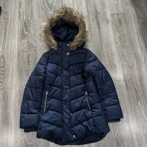 Vinter jacka barn  - Vinter barnjacka med fuskpäls och fodrad med  fleece. Köpt från H&M och använd mycket varsamt. Nästan som ny. 