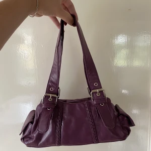 Y2k väska - Säljer denna jättefina y2k väska som är lila! Använd men i bra skick!💞💞