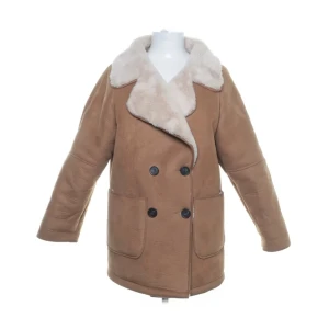 Shearlingjacka NA-KD - Supermysig shearlingjacka från Zara!🤎 Mockaimitation, tjockt fodrad med pälsimitation, perfekt sen-höst & vinterjacka!! Använd ett fåtal gånger, mycket bra skick!!