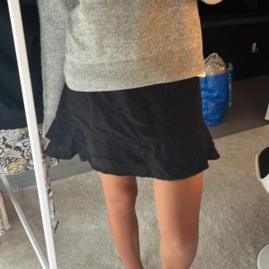 Volangkjol - Superfin svart kjol med volang längst nere. Materialet är lite randigt på nära håll vilket ger den en superfin textur🥰