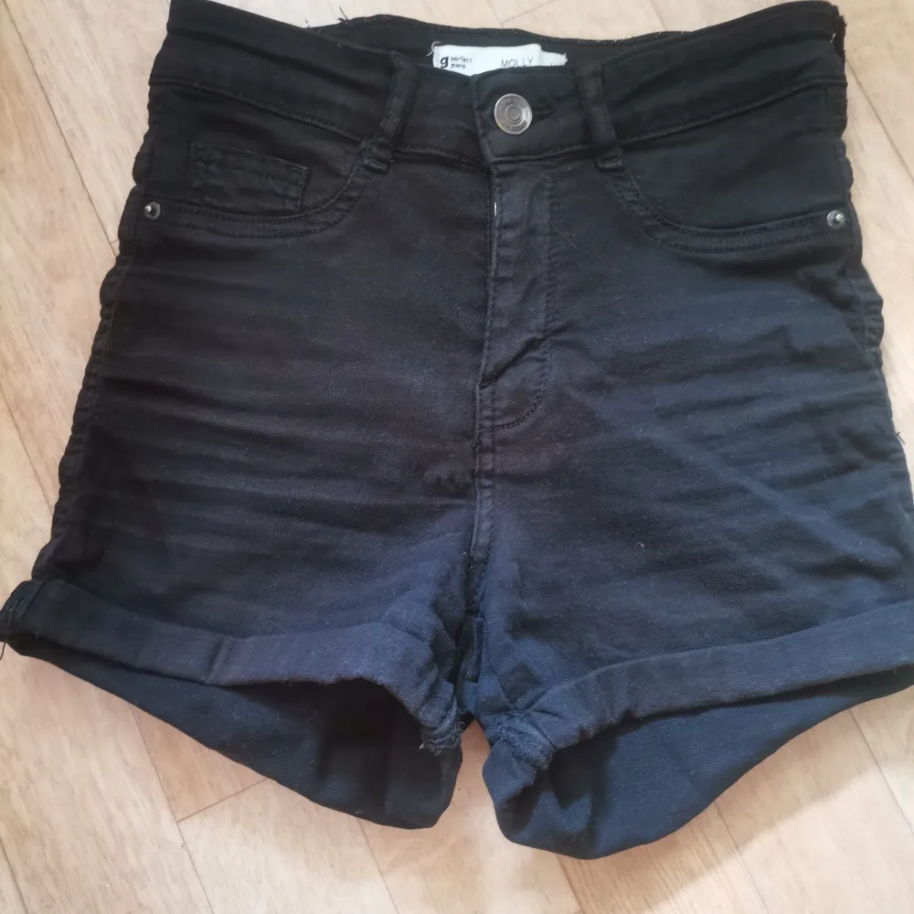 Ett par basic svarta jeans shorts från gina tricot i modellen perfect jeans. Fickorna fram är fake men de bak är riktiga. Väldigt använda men inga defekter❤️. Shorts.