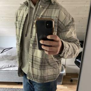 Overshirt som aldrig använts säljes. Plagget är i nyskick, finns inga tecken på skador och helt nytvättad.