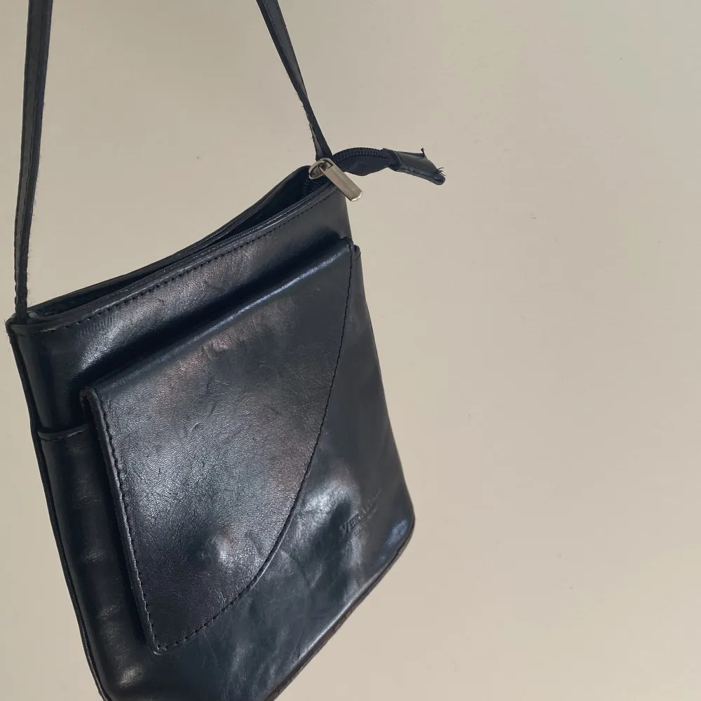 Superfin svart liten väska från Vera Pelle . Väskor.