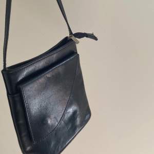 Superfin svart liten väska från Vera Pelle 