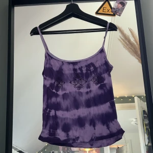 Y2K topp  - Från början XL tröja, som jag har sytt in för att den ska bli tajtare runt midjan :) 60kr för den!