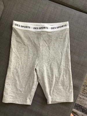 Shorts cykelbyxor XS  - Från HM. Fint skick.  Det ryms fler plagg här i denna frakt som är fri. Jag kan skicka bilder på det jag har. Se mina konton Susanne Heder och Tulta2004. Bara att höra av er. 