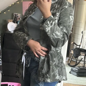 Militär jacka! - cool sage grön militärjacka från min äldre kusin, köptes någon gång på 2000-talet på Kapphal, 80kr, perfekt till hösten. Storlek 42 så den blir lite stor och mysig på. Finns ett snöre som man drar in midjan med, som ni ser på dom två bilderna :)) 