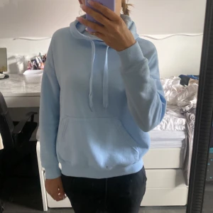 Hoodie - Blå hoodie, lite nopprig
