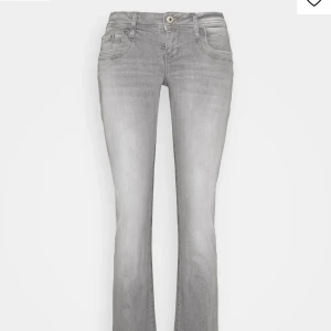 Gråa ltb jeans  - Säljer dessa eftertraktade gråa lågmidjade ltb jeansen åt en kompis!! Storlek 27 och längd 30. 🥰🥰 alla storlekar är typ slutsålda på zalando, därav svåra att få tag på! Nypris 830kr. Kolla jättegärna in mina andra annonser!!🙌🏼