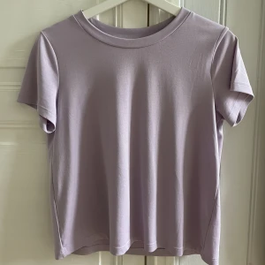 Lila t-shirt  - Ljuslila t-shirt från Monki!!🙌🏼 såå fin och skönt material!! Ser ut som ny! Storlek S!