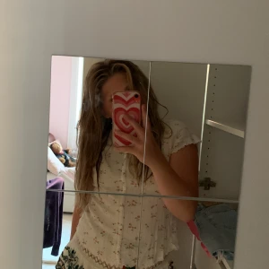 T-shirt från H&M - En söt t-shirt från H&M med små blommor🥰 välanvänd men i nyskick