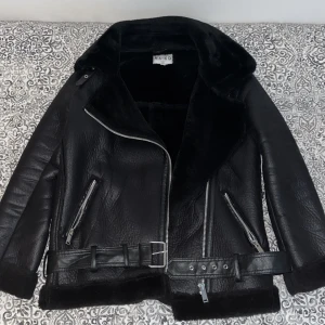 PU-jacka  - Säljer min PU-jacka från Nakd. Har använts 1 gång förr. (Original priset 800kr) 