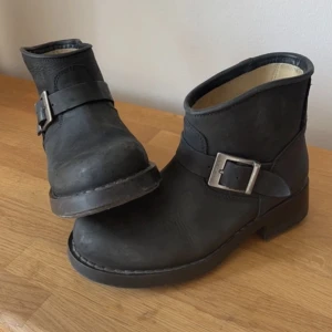 Boots - Svart boots. Äkta skinn. Storlek 36.