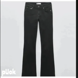 Low Rise slim bootcut jeans  - Säljer dessa svart gråa jeans från zara, the low Rise slim bootcut (kom priv för bilder) 🫶🏻🫶🏻