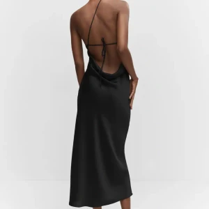 Mango klänning - Klänningen är använd 2 gånger och är i nytt skick. Hör av er vid frågor eller intresse💓