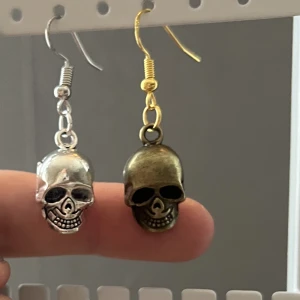 Örhängen  - Säljs separat  Frakt 15kr (inte spårbar)