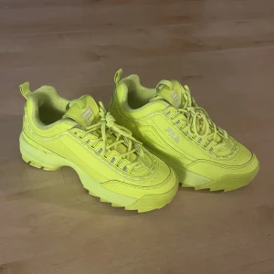 Fila skor  - Neon gröna fila skor i storlek 39. I bra skick och inte använda mycket. Pris går att diskutera! 
