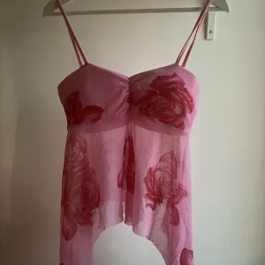 Topp - Supersöt rosa topp köpt second hand förra sommaren. Står inte storlek men jag skulle uppskatta 💗