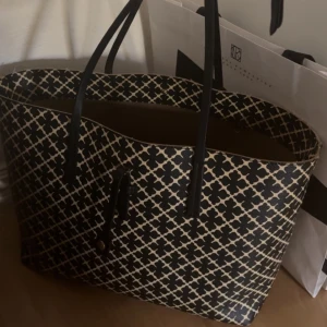 By malene Birger väska  - Säljer min ursnygga väska men som tyvärr inte kommer till andväning mer, skriv privat för fler bilder 💕