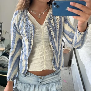 Jacka!  - Så snygg jacka!! Några ”nitar” på jackan har ramlat av men det är verkligen inget man tänker på!