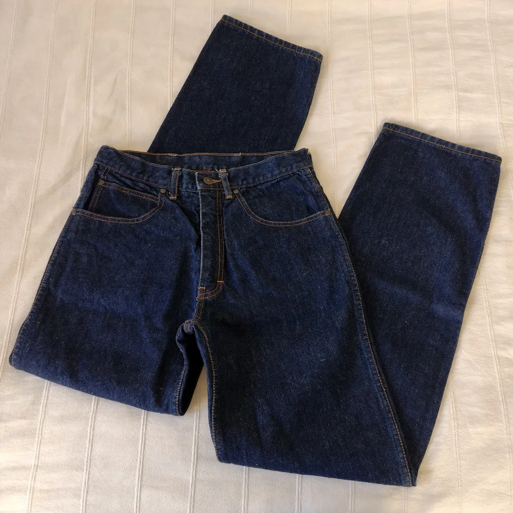 Mörkblå jeans - vintage från José. I fint skick bortsett från två små hål på baksida lår. 100% bomull. Innerbenslängd ca 81 cm och ca 36 cm breda mätt tvärs över i ovankant. . Jeans & Byxor.